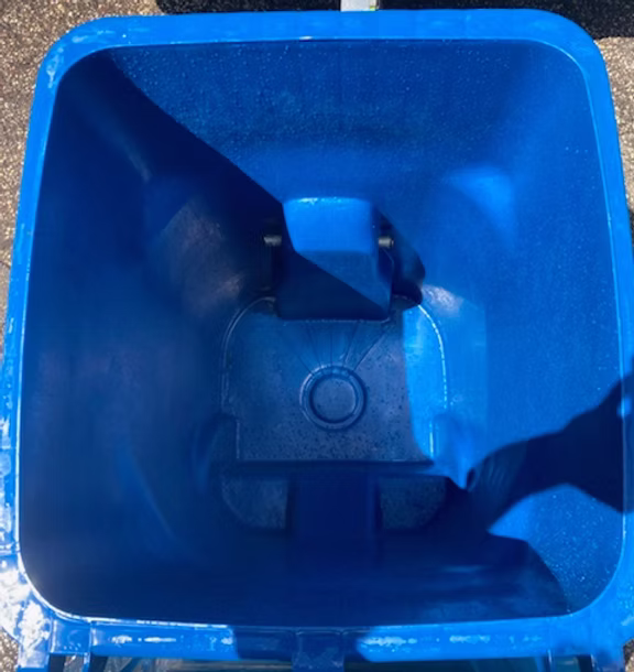 High-pressure bin cleaning